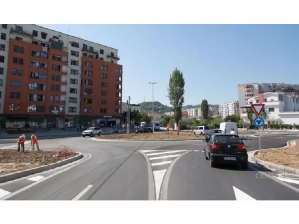 Tirane, shitet truall , 500 m² dhe 300m2 ndertim 400.000 € (Yzberisht)