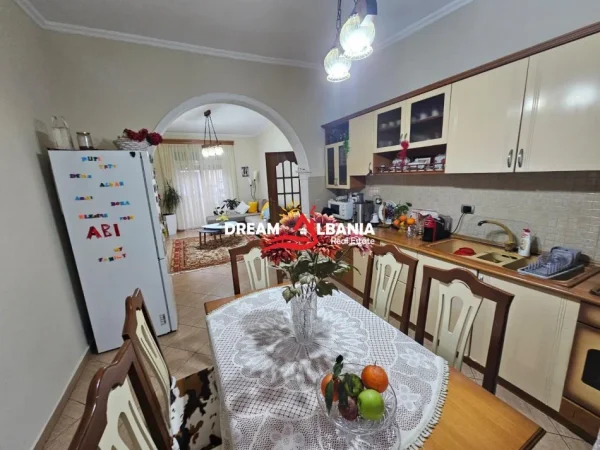Tirane, shitet apartament 3+1 Kati 4, 100 m² 250.000 € (bllok)