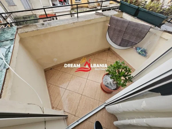 Tirane, shitet apartament 3+1 Kati 4, 100 m² 250.000 € (bllok)