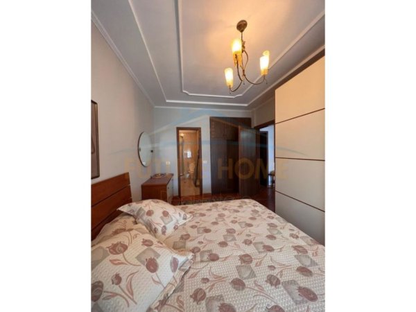 Tirane, jepet me qera apartament 2+1+Ballkon Kati 9, 93 m² 700 € (21DHJETORI)