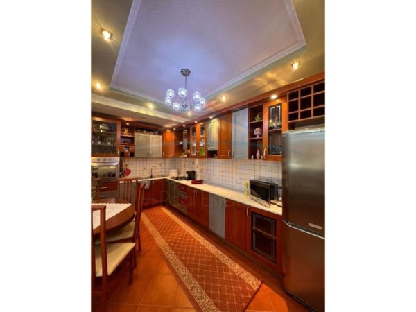 Tirane, jepet me qera apartament 2+1+Ballkon Kati 9, 93 m² 700 € (21DHJETORI)