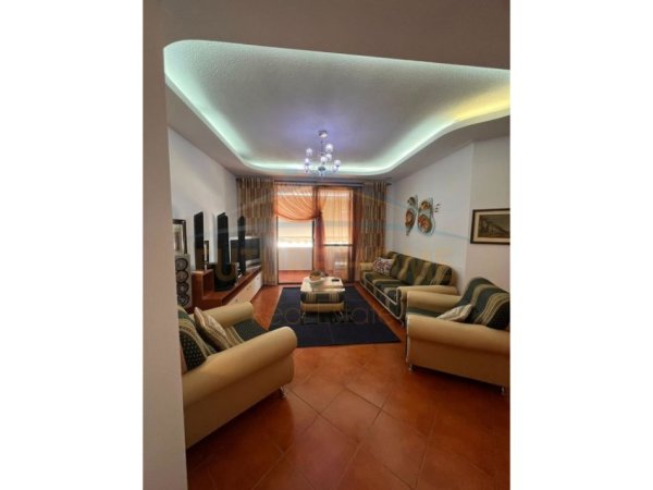 Tirane, jepet me qera apartament 2+1+Ballkon Kati 9, 93 m² 700 € (21DHJETORI)