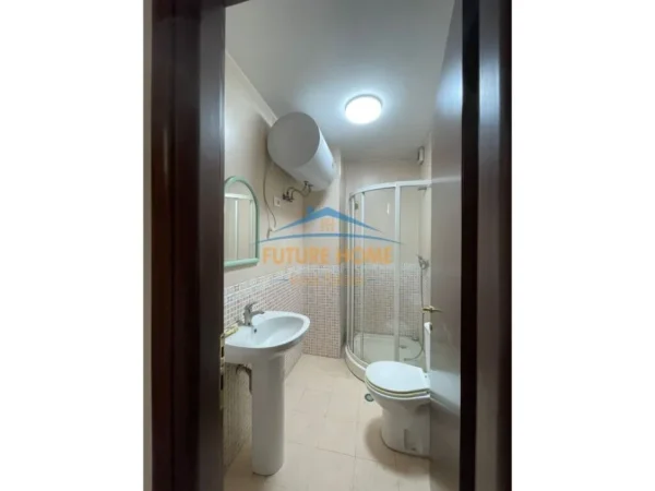 Tirane, jepet me qera zyre Kati 3, 108 m² 1.000 € (Qender)