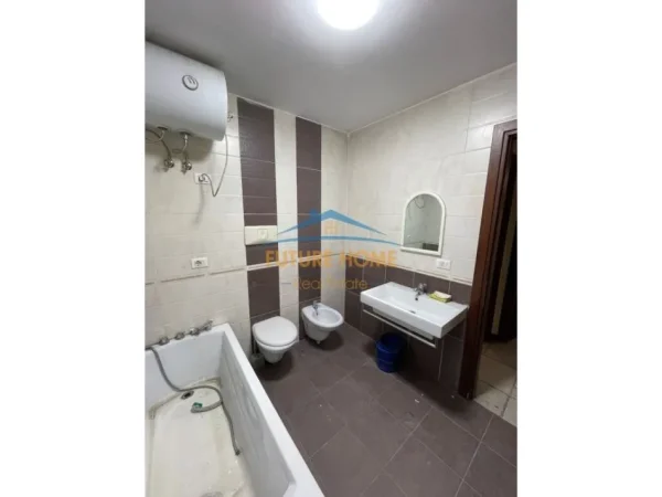 Tirane, jepet me qera zyre Kati 3, 108 m² 1.000 € (Qender)