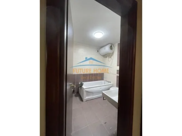 Tirane, jepet me qera zyre Kati 3, 108 m² 1.000 € (Qender)