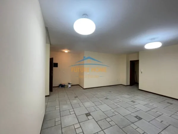 Tirane, jepet me qera zyre Kati 3, 108 m² 1.000 € (Qender)
