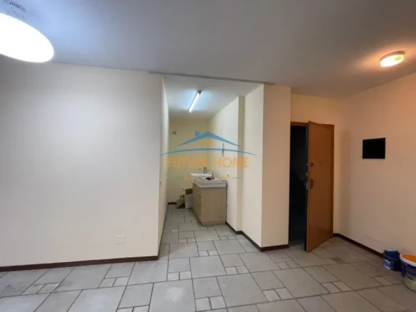 Tirane, jepet me qera zyre Kati 3, 108 m² 1.000 € (Qender)