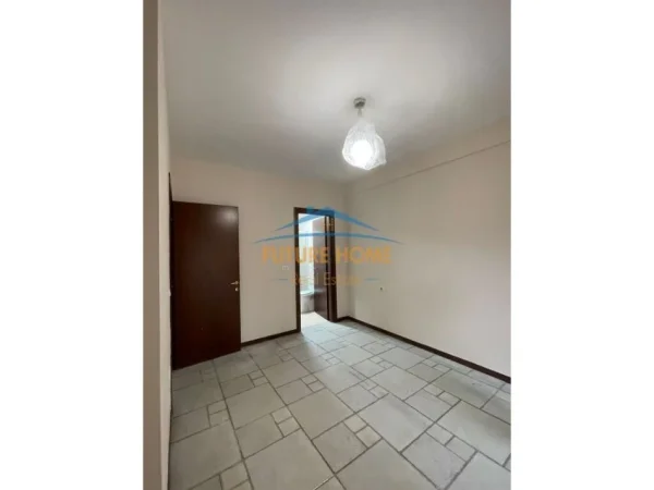 Tirane, jepet me qera zyre Kati 3, 108 m² 1.000 € (Qender)
