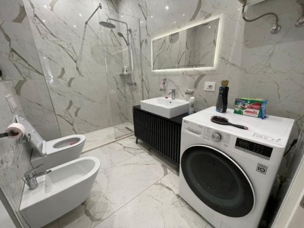 Tirane, jepet me qera apartament 2+1+Ballkon Kati 5, 93 m² 700 € (Porcelan)