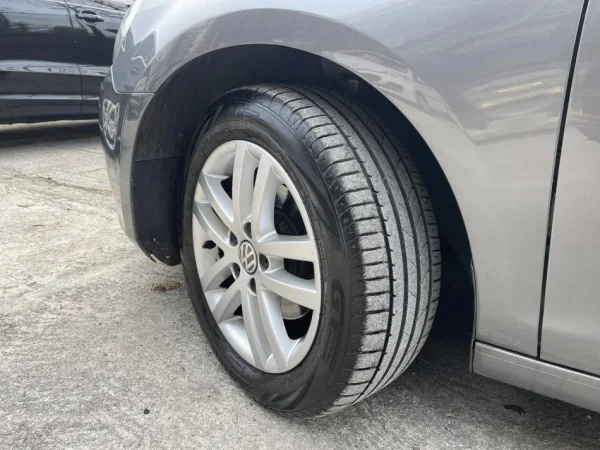 Tirane, shes makine VW GOLF VI Nafte, gri e erret manuale Klima 177.000 km 5.700 €