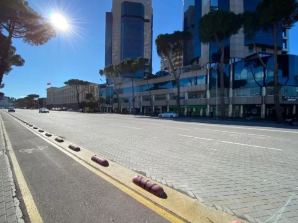 Tirane, jepet me qera zyre Kati 1, 30 m² 750 € (PIRAMIDA)