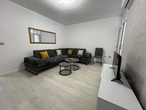 Tirane, jepet me qera apartament 1+1 Kati 3, 63 m² 630 € (Komuna e Parisit)