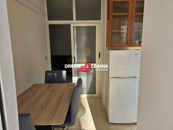 Tirane, jepet me qera apartament 1+1+Ballkon Kati 3, 64 m² 635 € (Tek Banka BKT – Komuna e Parisit)