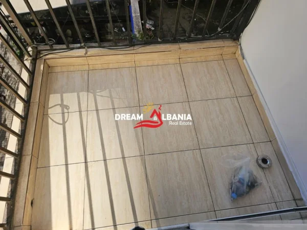 Tirane, jepet me qera apartament 1+1+Ballkon Kati 3, 64 m² 635 € (Tek Banka BKT – Komuna e Parisit)