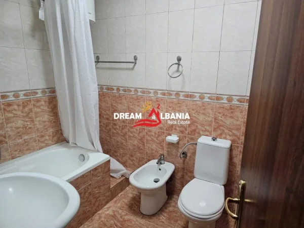 Tirane, jepet me qera apartament 1+1+Ballkon Kati 3, 64 m² 635 € (Tek Banka BKT – Komuna e Parisit)