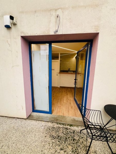 Tirane, jepet me qera dyqan Kati 0, 20 m² 300 € (Kompleksi Mangalem)