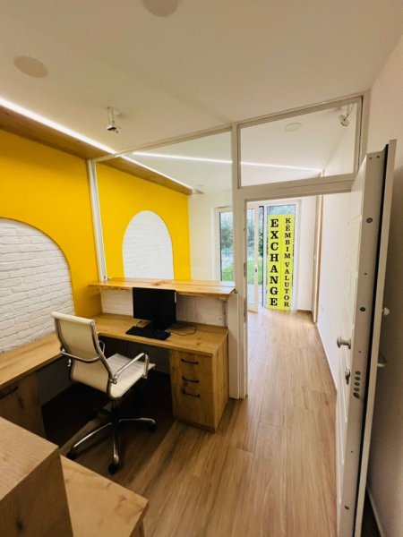 Tirane, jepet me qera dyqan Kati 0, 20 m² 300 € (Kompleksi Mangalem)