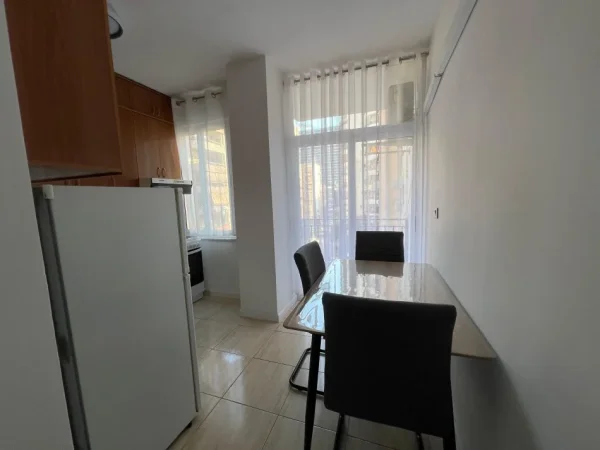 Tirane, jepet me qera apartament 1+1+Aneks+Ballkon Kati 3, 64 m² 600 € (komuna e parisit)