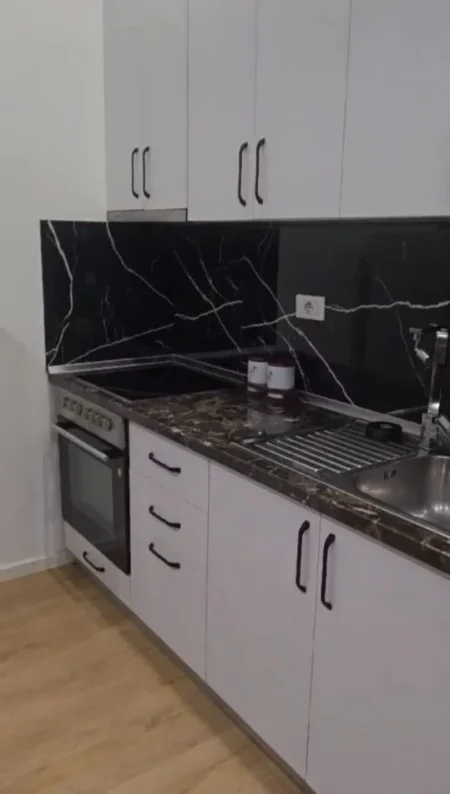 Tirane, jepet me qera apartament 2+1 Kati 1, 75 m² 480 € (rruga Marie Kraja)