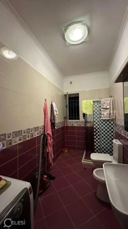 Tirane, jepet me qera apartament 1+1+Ballkon Kati 2, 65 m² 380 € (KINOSTUDIO)