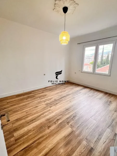 Tirane, jepet me qera apartament 2+1+Ballkon Kati 4, 80 m² 650 € (RRUGA E KAVAJES)