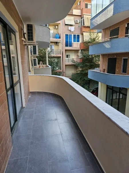 Tirane, jepet me qera apartament 2+1+Ballkon Kati 2, 95 m² 600 € (LIQENI I THATE)