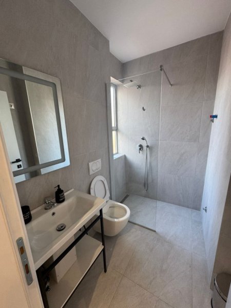 Tirane, jepet me qera apartament 1+1 Kati 3, 40 m² 350 € (Medrese)