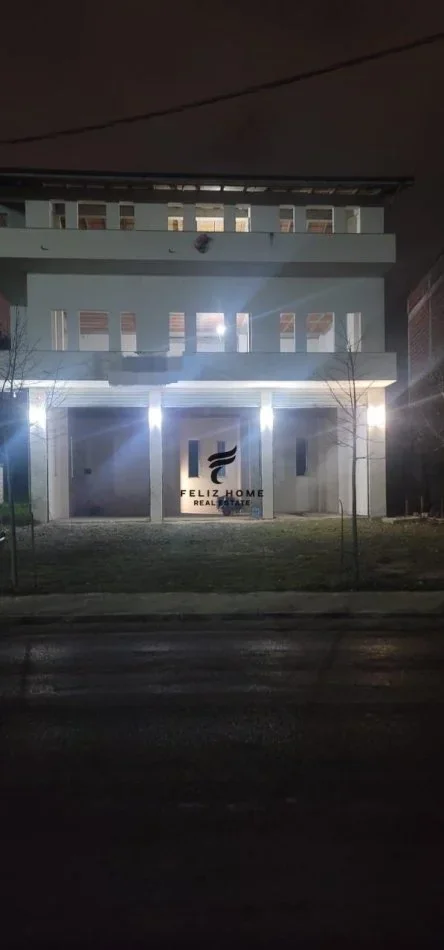 Tirane, jepet me qera magazine Kati 2, 310 m² 1200 € (SAUK)