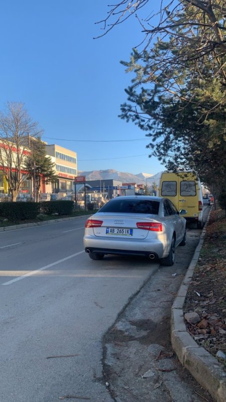 Korce, shitet makine Audi A6 limozine Nafte, gri metalizato tiptronik Klima 350000 km 11.500 €