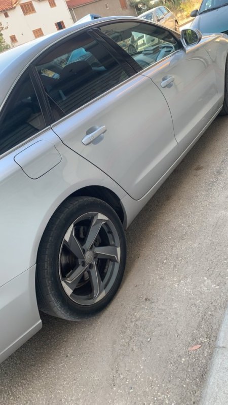 Korce, shitet makine Audi A6 limozine Nafte, gri metalizato tiptronik Klima 350000 km 11.500 €