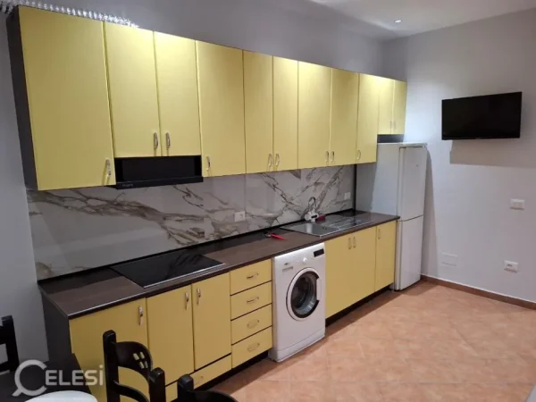 Tirane, jepet me qera apartament 1+1+Ballkon Kati 2, 62 m² 400 € (KINOSTUDIO)