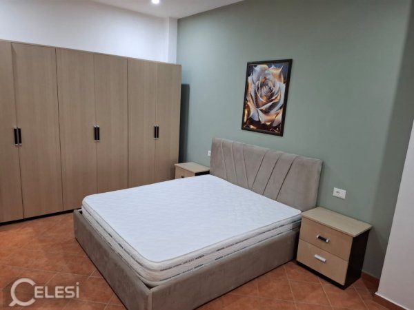 Tirane, jepet me qera apartament 1+1+Ballkon Kati 2, 62 m² 400 € (KINOSTUDIO)