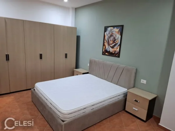 Tirane, jepet me qera apartament 1+1+Ballkon Kati 2, 62 m² 400 € (KINOSTUDIO)