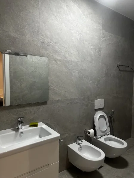 Tirane, jap me qera apartament 2+1+Ballkon Kati 4, 105 m² 700 € (Rruga Xhanfize Keko)