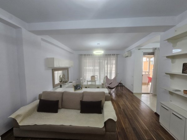 Tirane, jepet me qera apartament+verande | Penthouse 3+1 Kati 5, 150 m² 1.000 € (Rruga Peti)