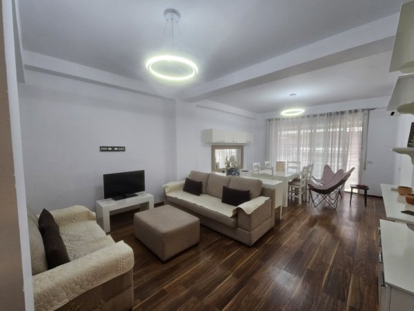 Tirane, jepet me qera apartament+verande | Penthouse 3+1 Kati 5, 150 m² 1.000 € (Rruga Peti)