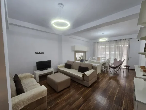 Tirane, jepet me qera apartament+verande | Penthouse 3+1 Kati 5, 150 m² 1.000 € (Rruga Peti)
