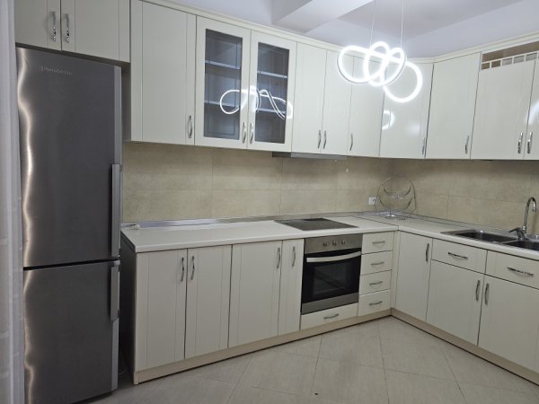 Tirane, jepet me qera apartament+verande | Penthouse 3+1 Kati 5, 150 m² 1.000 € (Rruga Peti)