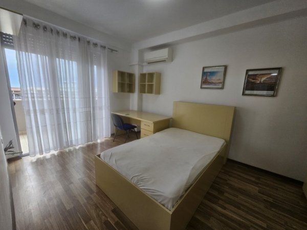 Tirane, jepet me qera apartament+verande | Penthouse 3+1 Kati 5, 150 m² 1.000 € (Rruga Peti)