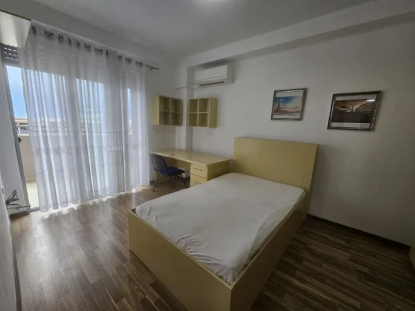 Tirane, jepet me qera apartament+verande | Penthouse 3+1 Kati 5, 150 m² 1.000 € (Rruga Peti)
