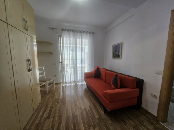 Tirane, jepet me qera apartament+verande | Penthouse 3+1 Kati 5, 150 m² 1.000 € (Rruga Peti)
