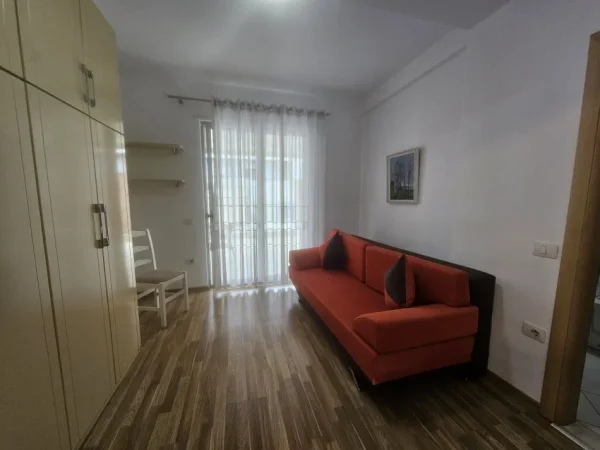 Tirane, jepet me qera apartament+verande | Penthouse 3+1 Kati 5, 150 m² 1.000 € (Rruga Peti)