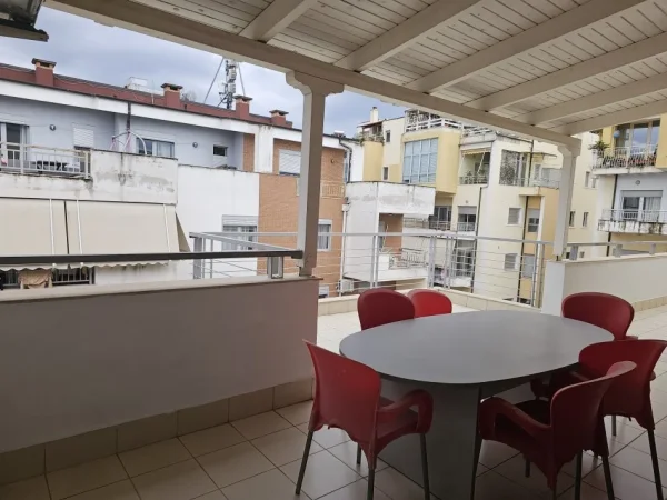 Tirane, jepet me qera apartament+verande | Penthouse 3+1 Kati 5, 150 m² 1.000 € (Rruga Peti)