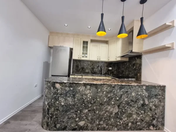 Tirane, jepet me qera apartament 2+1+Ballkon Kati 3, 95 m² 600 € (Liqeni i Thate te kompleksi FZ)