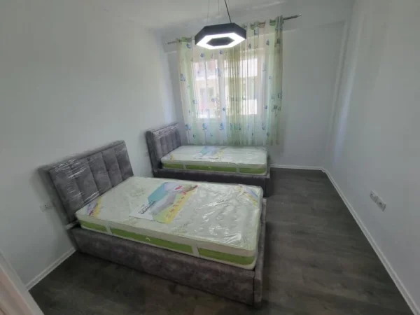 Tirane, jepet me qera apartament 2+1+Ballkon Kati 3, 95 m² 600 € (Liqeni i Thate te kompleksi FZ)
