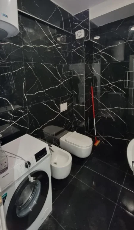 Tirane, jepet me qera apartament 2+1+Ballkon Kati 3, 95 m² 600 € (Liqeni i Thate te kompleksi FZ)