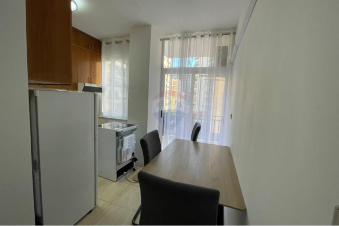 Tirane, jepet me qera apartament 1+1 Kati 3, 60 m² 650 € (Lulishtja, Komuna e Parisit)