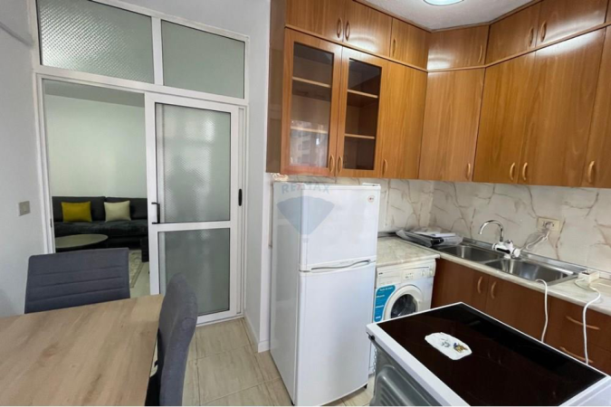 Tirane, jepet me qera apartament 1+1 Kati 3, 60 m² 650 € (Lulishtja, Komuna e Parisit)