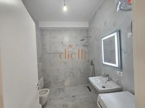 Tirane, jepet me qera apartament 2+1+Ballkon Kati 4, 550 € (ne Ali Dem tek Rezidenca Kaimi)