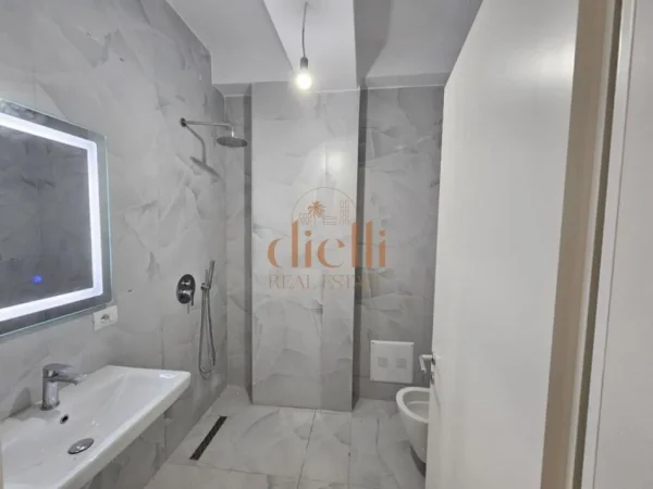 Tirane, jepet me qera apartament 2+1+Ballkon Kati 4, 550 € (ne Ali Dem tek Rezidenca Kaimi)